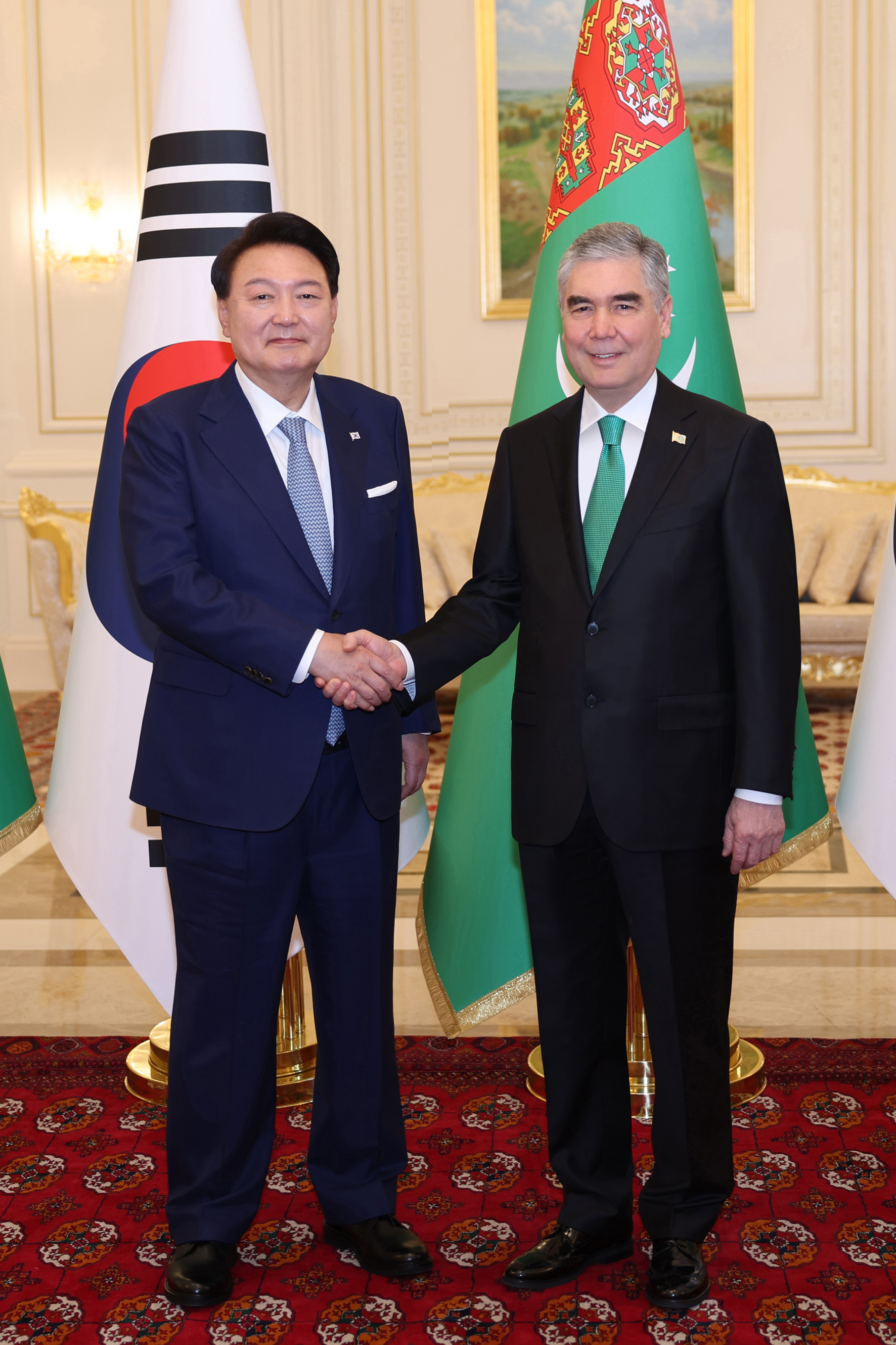 Türkmen halkynyň Milli Lideri, Türkmenistanyň Halk Maslahatynyň Başlygy we Koreýa Respublikasynyň Prezidenti ikitaraplaýyn duşuşyk geçirdiler hem-de işewürlik maslahatyna gatnaşdylar